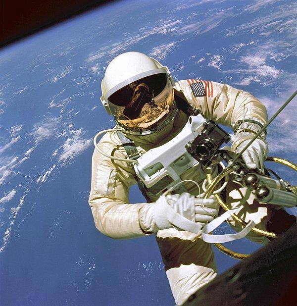 1965 ED WHITE : 3 Haziran 1965 tarihinde NASA bünyesinde uzayda yürüyüş gerçekleştiren ilk Amerikalı astronot.