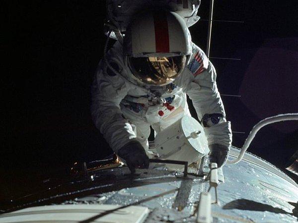 1972 RONALD EVANS : Apollo 17 ile Ay'a inilen son insanlı uçuş görevinde yer alan astronotlardan olup Ay'da yürüyen 24 kişiden biridir.