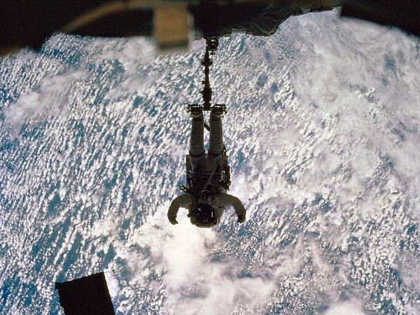 2003 CHRIS HADFIELD : Uzayda yürüyen ilk Kanada'lı astronot.