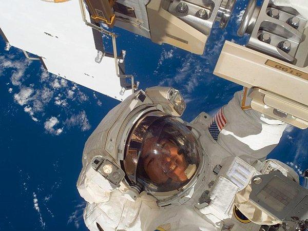 2008 DANIEL TANI: Uluslararası Uzay İstasyonu 100. uzay yürüyüşü gerçekleştiren astronot.