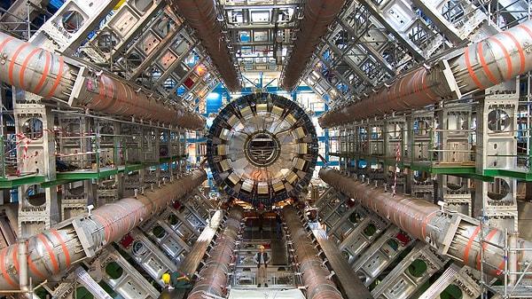 KTO Karatay Üniversitesi Mühendislik Fakültesi Malzeme Bilimi ve Nanoteknoloji Bölümü Başkanı Doç. Dr. Ayben Karasu Uysal, yaptığı açıklamada, Büyük İyon Çarpıştırıcısı'nda (LHC) protonların ve kurşun çekirdeklerinin ışık hızına çok yakın hızla çarpıştırıldığını söyledi.