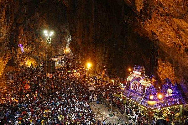 23. Batu Mağarası Tapınağında toplanan Hindular.