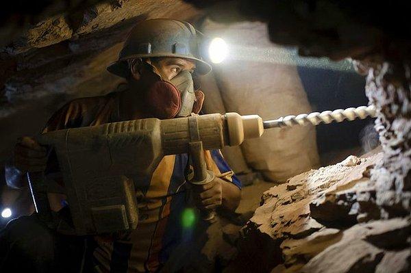 24. Peru'da altın madeninde çalışan bir işçi.