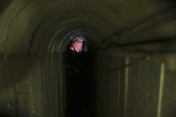 30. Gazze'de yer altı tünelinde saklanan Filistinli bir savaşçı.