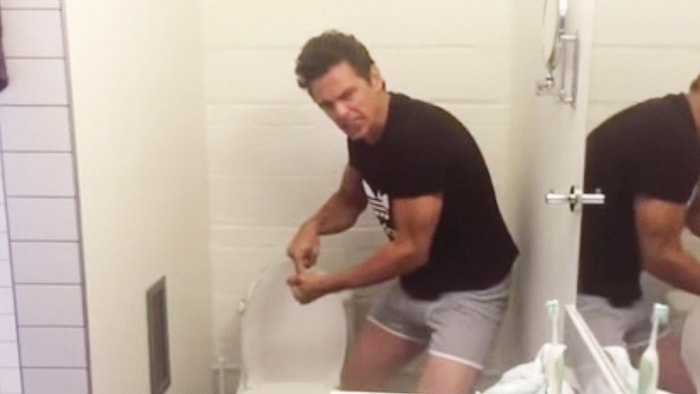 Tuvaletin Deliğini Tutturma Konusunda Takıntılı Gözüken James Franco'dan  Shia LaBeouf Parodisi