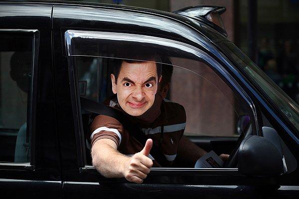 6. Londralı taksi şoförü, Londra ulaşımını protesto amaçlı Mr. Bean maskesi takıyor.
