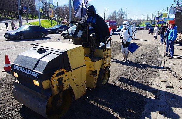 20. Darth Vader kostümü giyen Ukrayna İnternet Partisi lideri, destekçileriyle birlikte asfalt çalışması yapıyor.