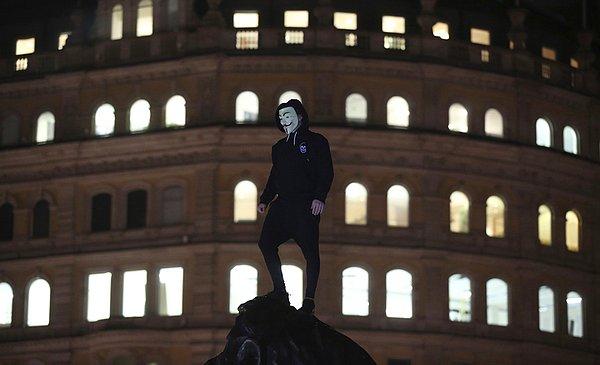 27. Londra'da, aktivist Anonymous tarafından düzenlenen ''Barut Komplosu'' yıldönümünde, Trafalgar Meydanında dikilen bir eylemci.
