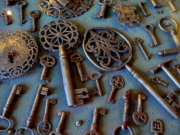 46 yaşındaki Le Cleateur ve eşinin, antika anahtarları değerli takılara dönüştürüp sattıkları bir mücevher dükkanları var. Bu anahtarlar 18. yüzyıldan kalma kutu veya ''vintage'' eşyalara ait.