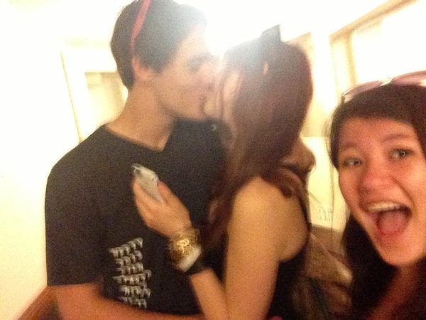 1. Başlarda şikayetçi değil, aksine bu anları ölümsüzleştirdiği için mutlu bile.