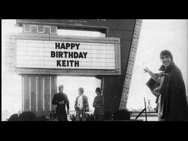 6. The Who'nun davulcusu Keith Moon, 21. yaş gününü kutlamak için Lincon Continental marka arabasıyla Holiday Inn otelinin havuzuna daldı. (1967)