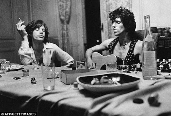 11. İlkokuldan beri görüşmeyen Keith Richards ve Mick Jagger, bir trende karşılaşıp uzunca sohbet ederler. Kısa bir süre sonra birlikte bir grup kurarlar: The Rolling Stones. (1960)