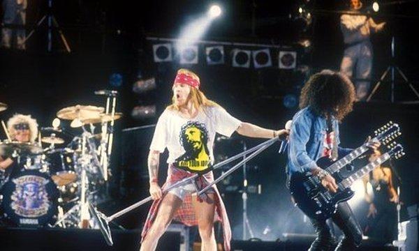 12. Monsters of Rock festivalinde Guns N’ Roses konseri sırasında Axl Rose'un “Birbirinizi öldürmeyin ulan!” demesinin ardından iki seyirci kalabalık tarafından yanlışlıkla ezilerek hayatını kaybetti. (1988)