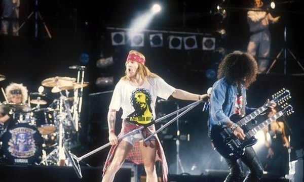 12. Monsters of Rock festivalinde Guns N’ Roses konseri sırasında Axl Rose'un “Birbirinizi öldürmeyin ulan!” demesinin ardından iki seyirci kalabalık tarafından yanlışlıkla ezilerek hayatını kaybetti. (1988)