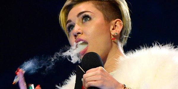 21. Miley Cyrus, MTV Avrupa Müzik Ödülleri töreninde, ‘En İyi Klip’ ödülünü almak için sahneye çıktığında herkesin önünde ot içti. (2013)