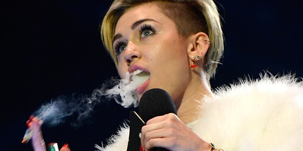 21. Miley Cyrus, MTV Avrupa Müzik Ödülleri töreninde, ‘En İyi Klip’ ödülünü almak için sahneye çıktığında herkesin önünde ot içti. (2013)