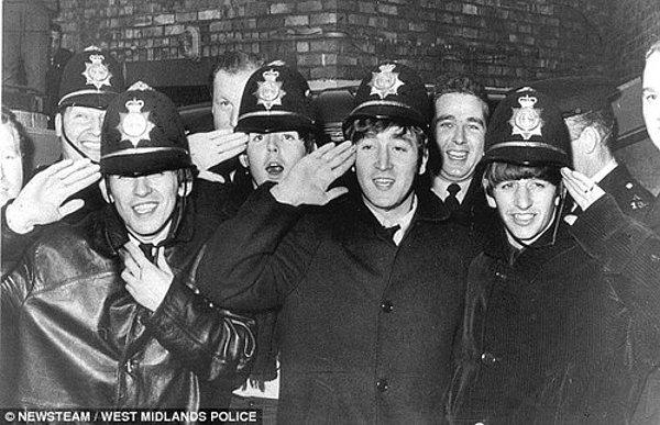 23. Bir İngiltere konseri sonrasında, kalabalık yüzünden konser alanından ayrılamayan Beatles üyeleri, polis kıyafeti giyerek binlerce kişinin arasından sıyrıldı. (1965)