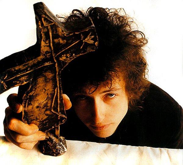 32. Bir Arjantin konseri sırasında seyircilerden biri Bob Dylan'a gümüş bir haç fırlattı. (1978)