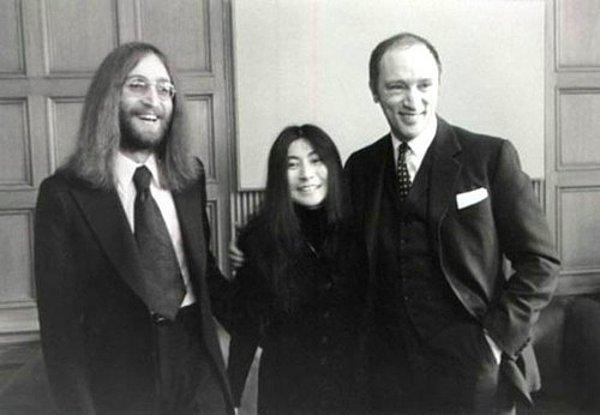 35. John Lennon ve Yoko Ono, ülkedeki uyuşturucu sorununu tartışmak için Kanada başbakanı Pierre Trudeau ile bir araya geldi. (1969)