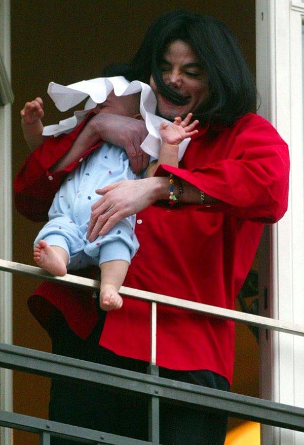 36. Berlin'de, kaldığı otelin balkonundan hayranlarını selamlayan Michael Jackson, demir parmaklıkların üzerinden yeni doğan bebeğini aşağı sarkıtarak büyük bir paniğe yol açtı. (2002)