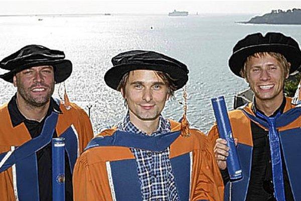 38. Muse üyeleri Matt Bellamy, Christopher Wolstenholme ve Dominic Howard'a, müziğe katkılarından dolayı, Plymouth Üniversitesi tarafından sanat alanında onursal doktora unvanı verildi. (2008)