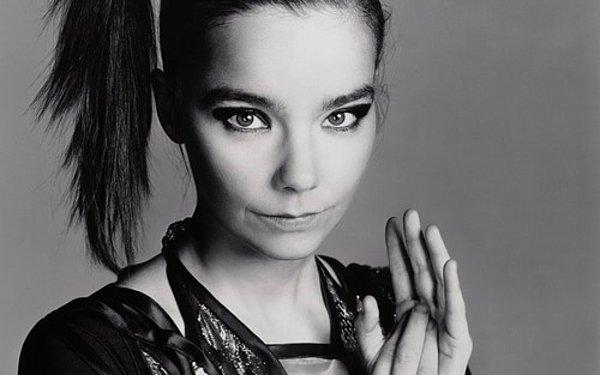 39. İzlandalı müzisyen Björk yüksek ateş nedeniyle hastaneye kaldırıldı. (1997)
