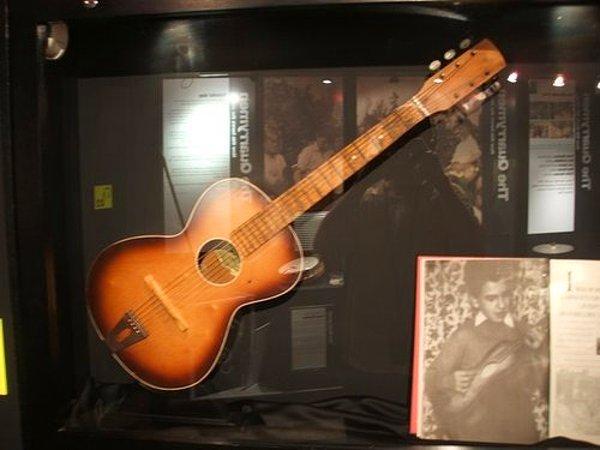 40. George Harrison'ın gitar çalmayı öğrendiği ilk akustik gitar, Londra'daki bir müzayedede 276,000 pounda satıldı. Harrison bu gitarı 3,5 pounda almıştı. (2003)