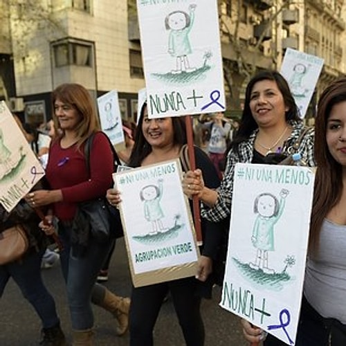#NiUnaMenos hashtag'i ile sosyal medyada da büyük yankı buldu.