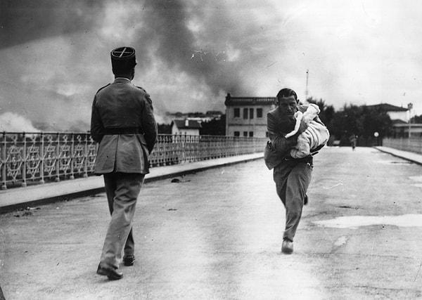 12. Bir gazeteci İspanya İç Savaşı sırasında bir bebeği kurtarmak için köprüyü geçerken: (1936)