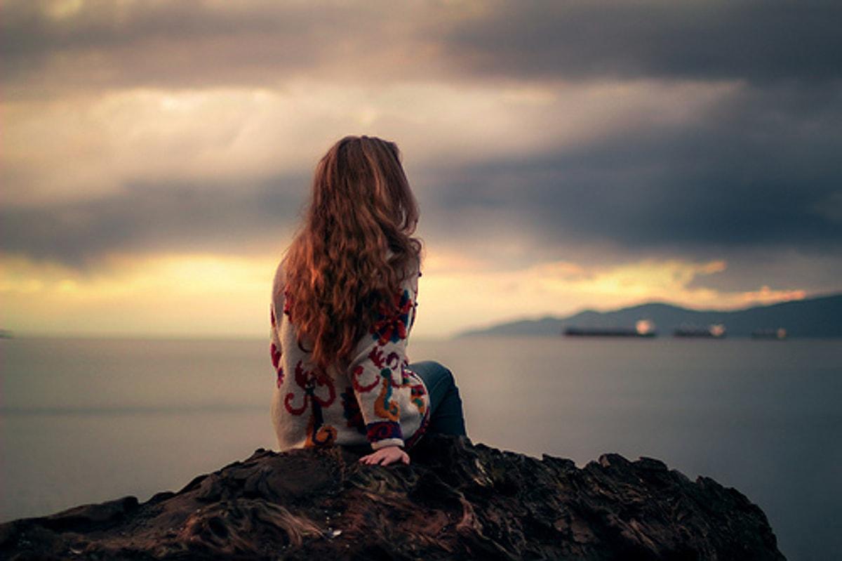 Несчастье всякий. Девушка на скале. Одинокая девушка. Девушка у моря грустит. Одиночество женщины.
