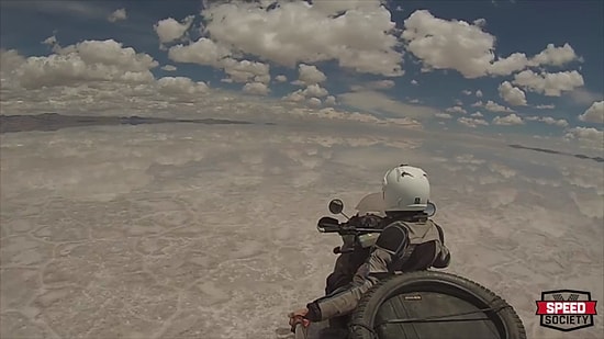 Yansıma Sayesinde Bulutların Üzerinde Gidiyormuş Hissi Uyandıran Motorlu Adam