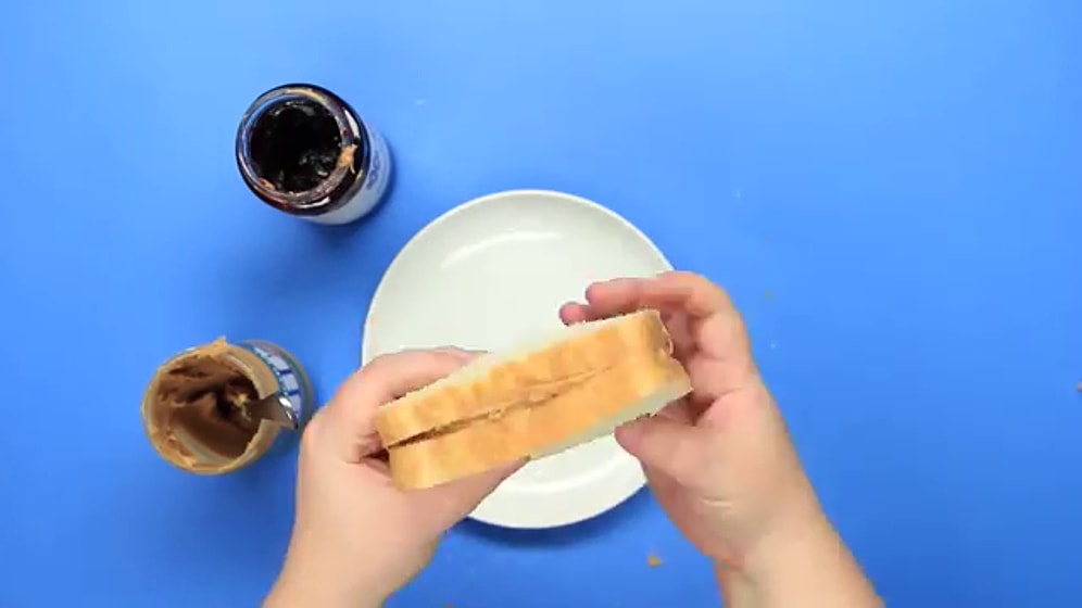 Ekmek Arasına Koyulan Reçelin Üzerinize Düşmemesi İçin Uygulamanız Gereken Pratik Yöntem