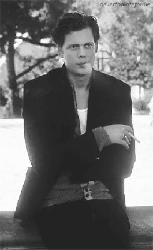 Bakışlarıyla içinizi ısıtacak Bill Skarsgård.