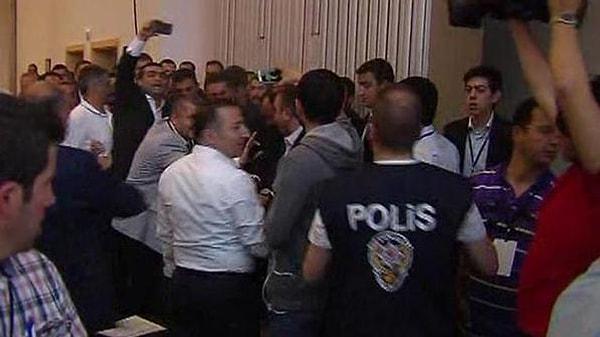 19:10 | Yurt dışı oyların sayımında arbede yaşanan ATO'daki gazeteciler çıkarıldı