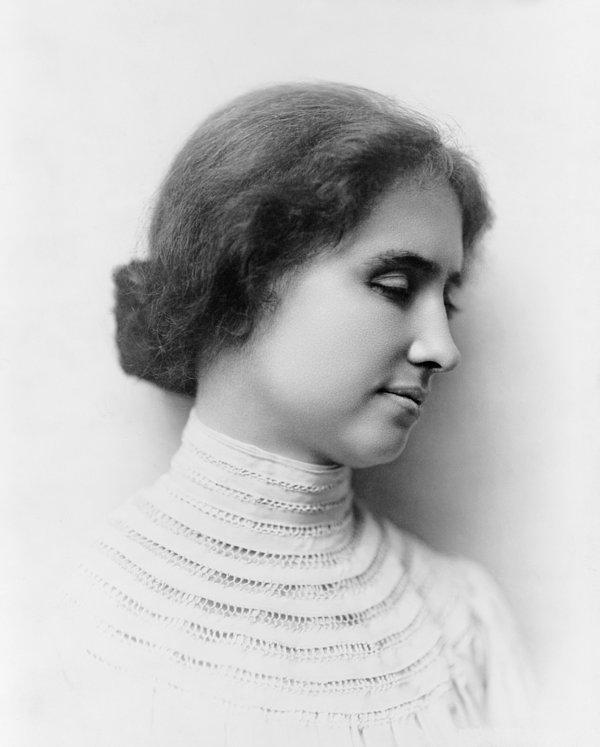 2. Helen Keller’in geçirdiği hastalık onu konuşma, görme ve işitme engelli yapmıştı ama hiç kimse onun zihinsel yeteneklerinin farkında değildi henüz.