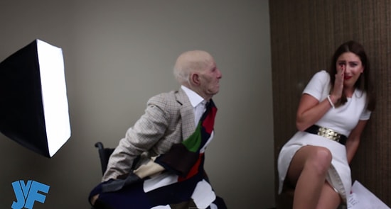 Yaşlı Adamdan Cast Seçmelerine Katılan Seksi Kızlara Yürek Hoplatan Şaka