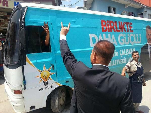 1. Adana'da bozkurt işaretiyle selamlaşan AK Partililer