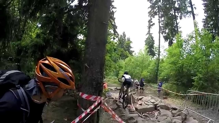 Takla Atan Bisikletlinin Müthiş Reflekse Sahip Adam Tarafından Kurtarılması