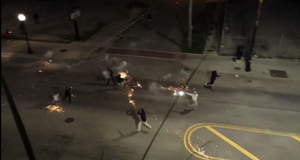 Chicago Sokaklarında Birbirlerine Fişek Atarak Çatışan Gençler