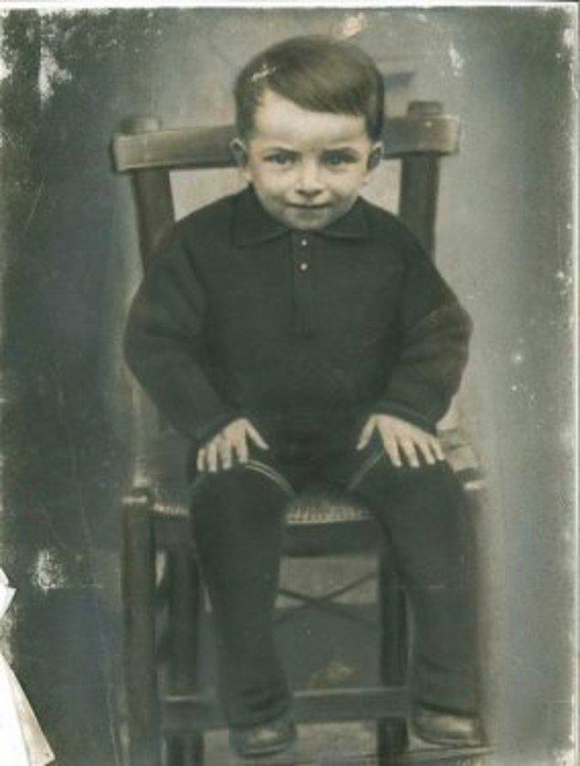 1. 6 Aralık 1931 tarihinde dünyaya geldikten sonra, Zeki Müren bir Cumhuriyet çocuğu olarak hayatının ilk yıllarını yaşadı.
