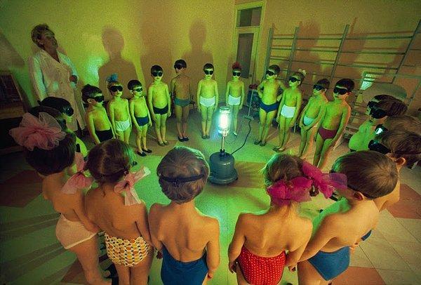 63. Sovyet Rusya'da D vitamini dozu almak için ultraviyole lamba etrafında toplanan çocuklar (1977)