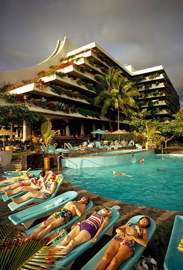 54. Hawaii'de bir otel havuzu (1975)