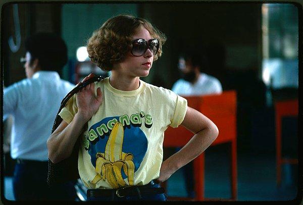 41. Cincinati'de araba bekleyen bir genç kadın (1973)