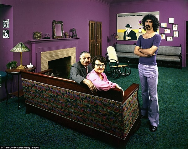 6. Frank Zappa, annesi Rosemarie ve babası Francis ile