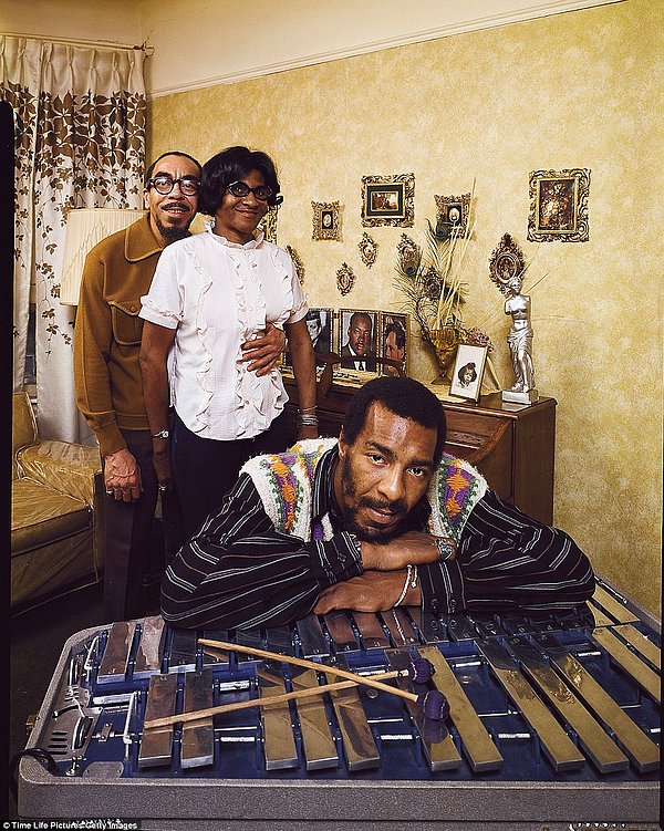 8. Richie Havens, annesi ve babası ile Brooklyn'deki aile evlerinde