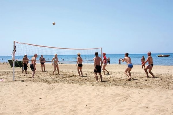 11. Öğlenleri yakan güneşe aldırmadan sahilde yapılan voleybol maçları