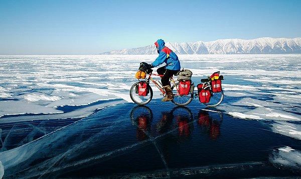 22. Buz tutan gölde bir bisikletli.