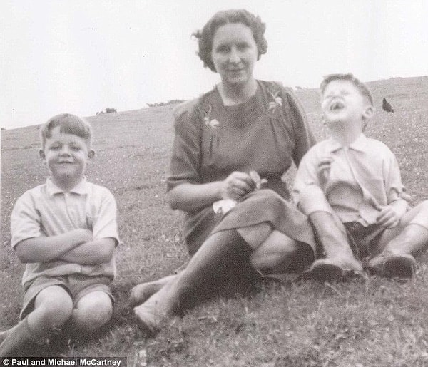 15. Paul Mccartney, annesi ve erkek kardeşi ile beraber; bir de tabi aynı poz baba ile verilmeli