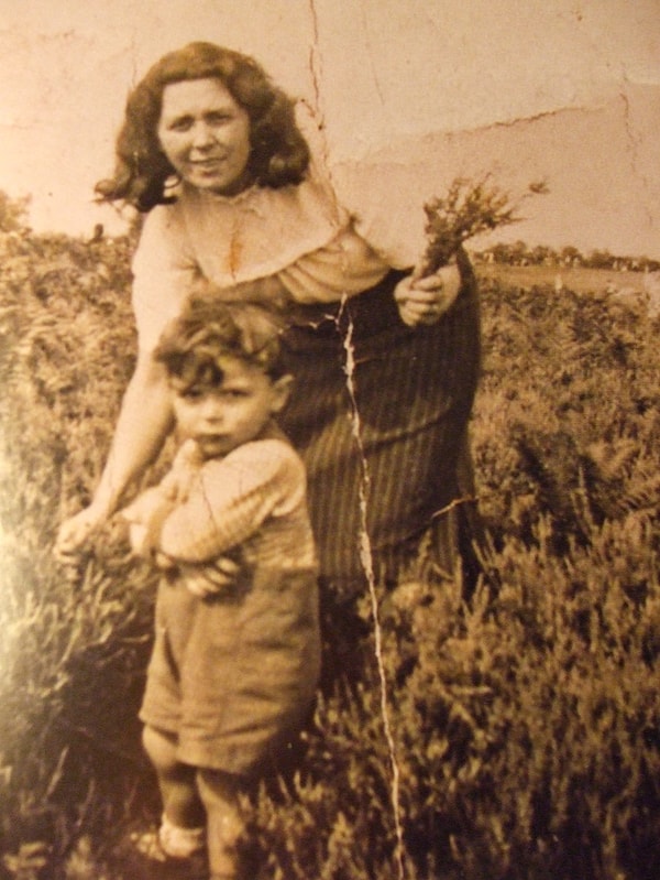 21. Tony Iommi ve annesi, çiçek toplarken