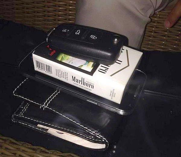 12. Hayatlarındaki en önemli kombinasyon, masanın üzerindeki; cüzdan, telefon, sigara, araba anahtarı, zippo çakmak beşlisidir.